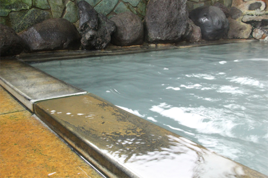 源泉かけ流しの天然温泉は24時間入浴可能